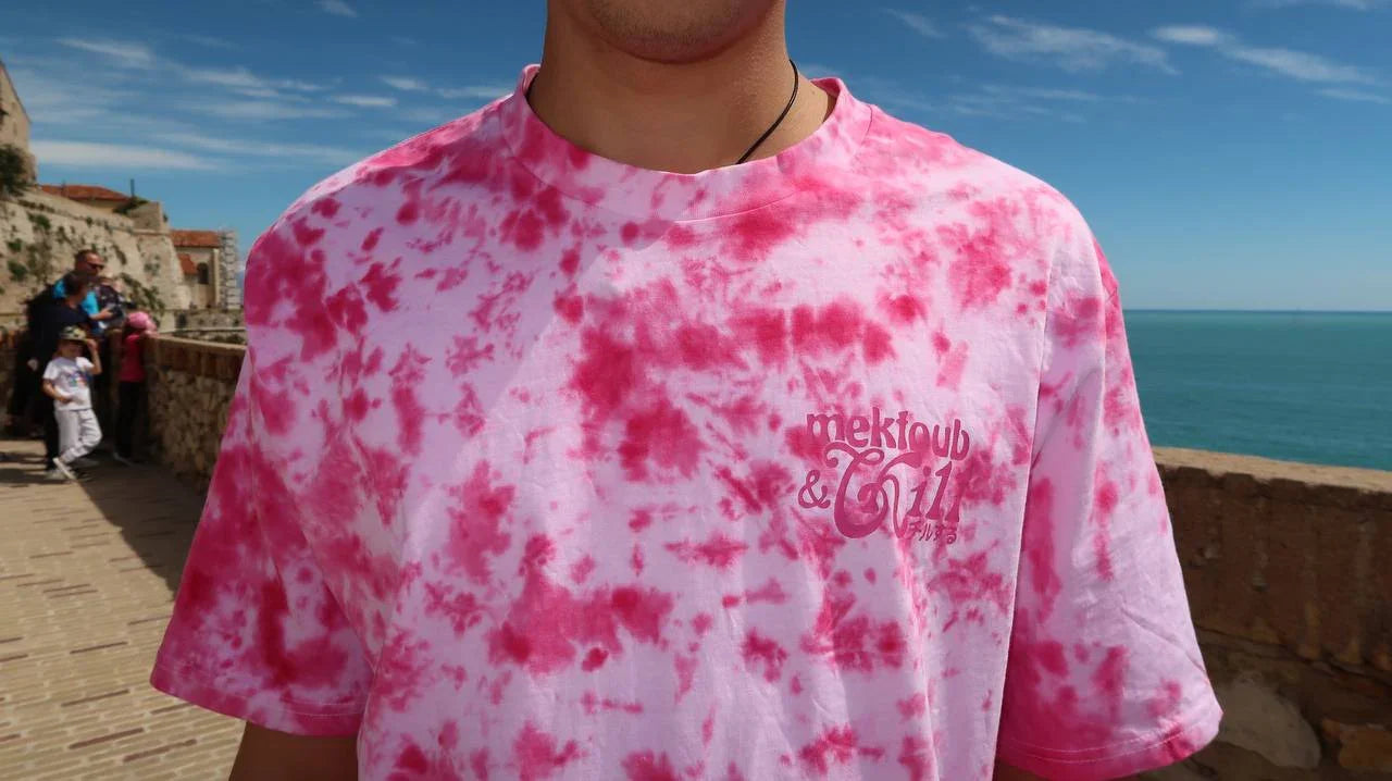 T-shirt tie-dye rose avec logo mektoub & Chill, style streetwear unisexe, fond mer et ciel