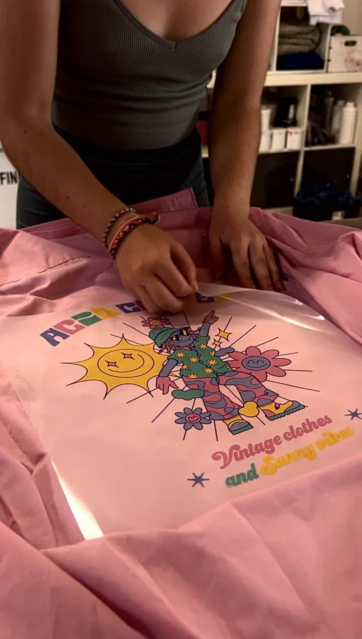 T-shirt rose tie-dye avec sérigraphie artisanale soleil et fleurs, vibe vintage et sunny