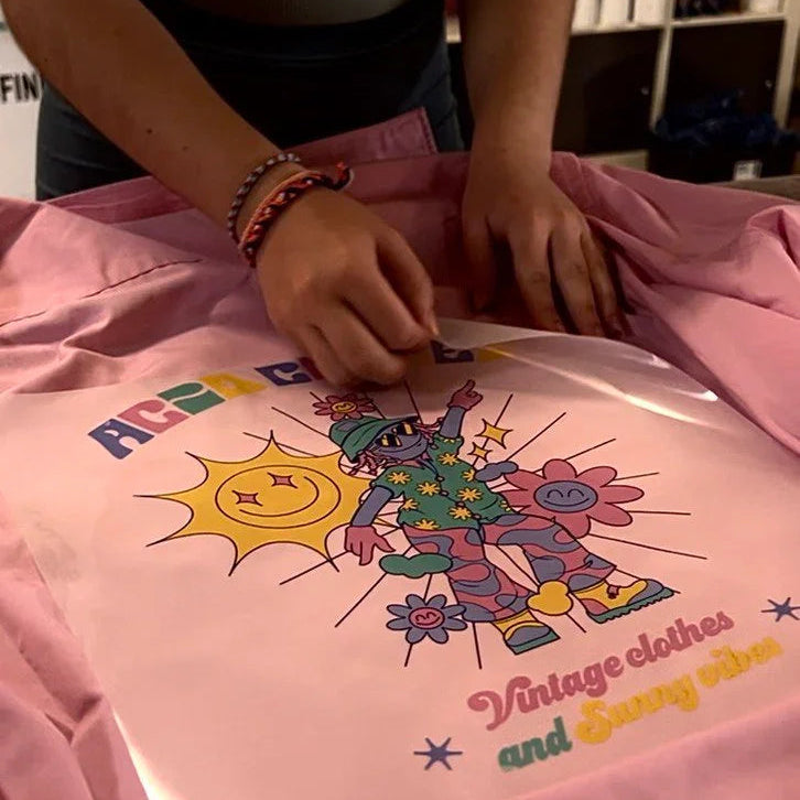 T-shirt rose tie-dye avec sérigraphie artisanale soleil et fleurs, vibe vintage et sunny